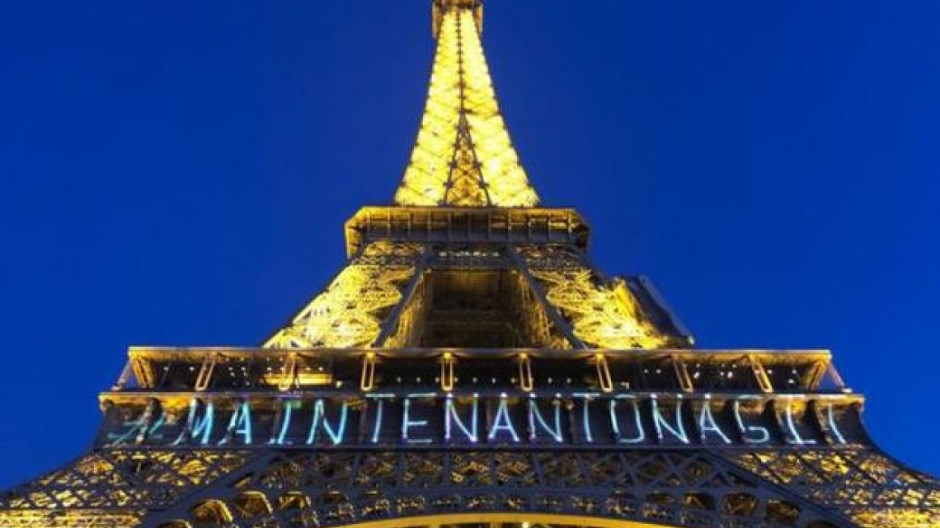 La Torre Eiffel se ilumina a favor de los derechos de la mujer