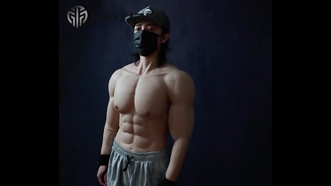 Crean traje hiperrealista para lucir un cuerpo de gimnasio en segundos