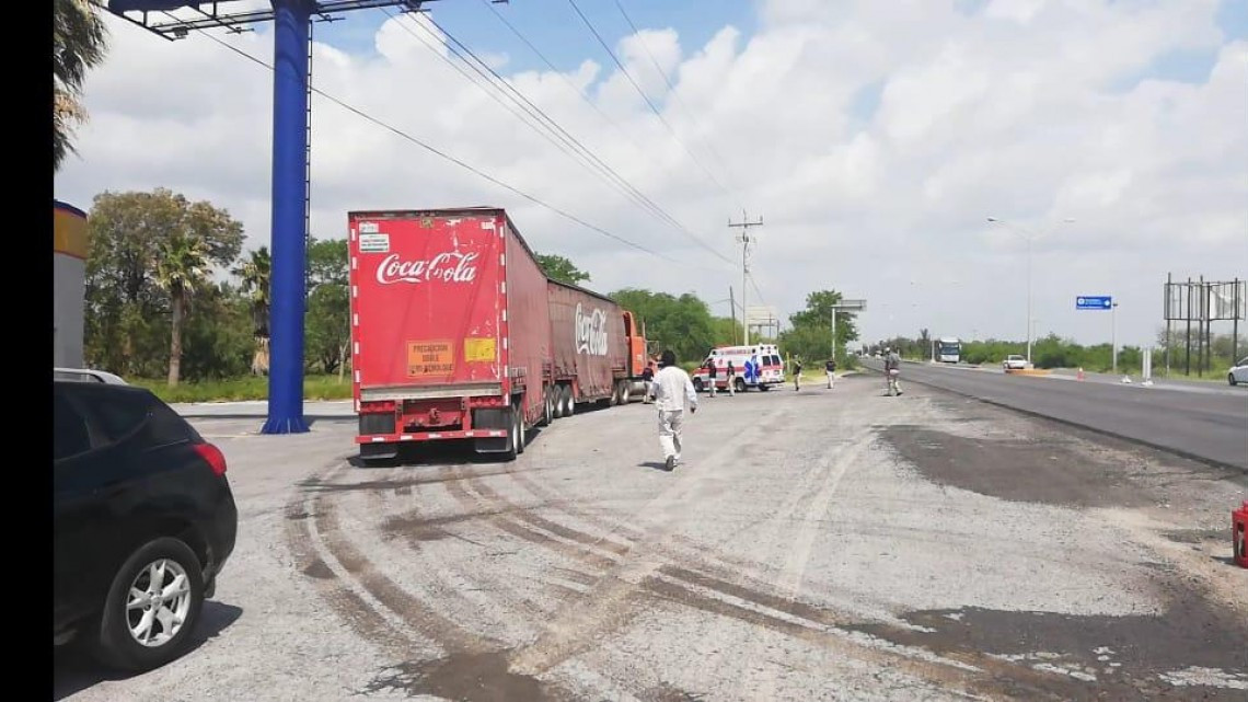 Se queda sin frenos y le roban cajas de Coca-Cola