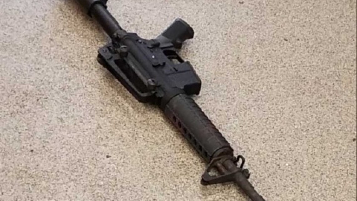 Hombre desnudo mata a 4 y se fuga