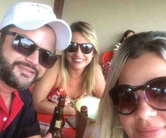 Por presumir fotos con amigas le cae la esposa al bar