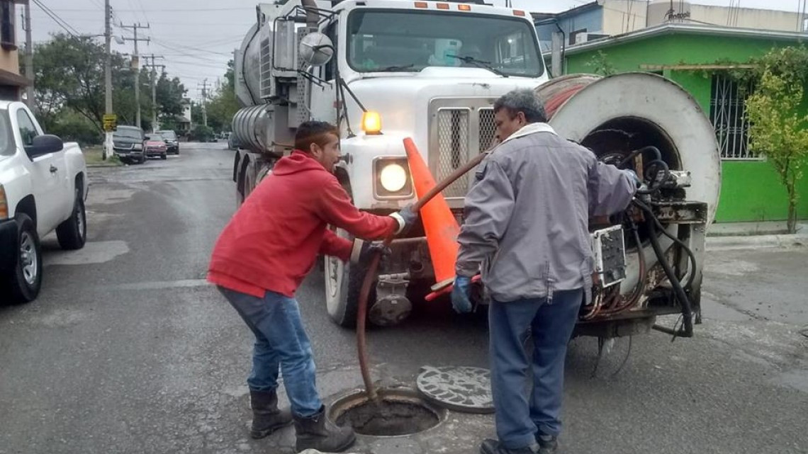 Comapa trabaja con equipo vactor