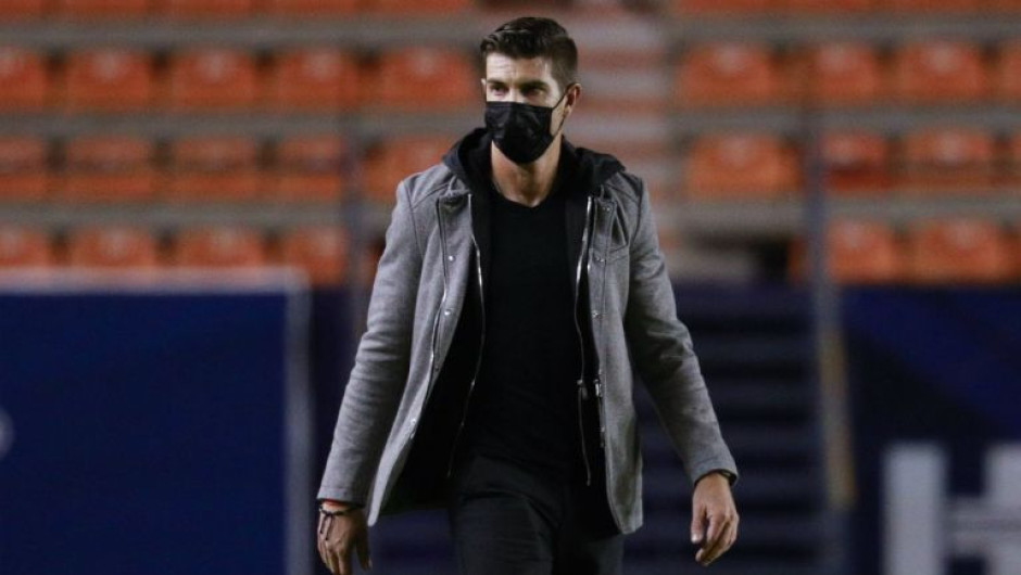 Los gallos se quedan sin entrenador