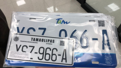 Hacen reynosenses largas filas por canje de placas