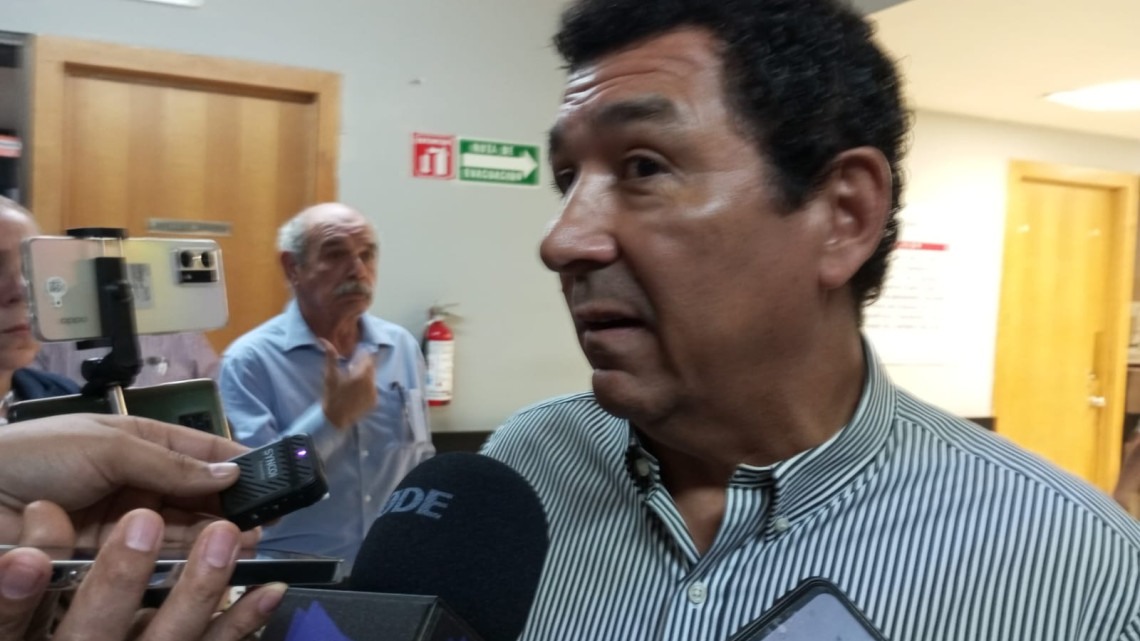 Cabildo aprueba licencia de Mario López y toma protesta su suplente