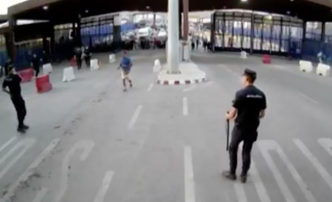 Detienen a hombre por amenazar con cuchillo a policías españoles