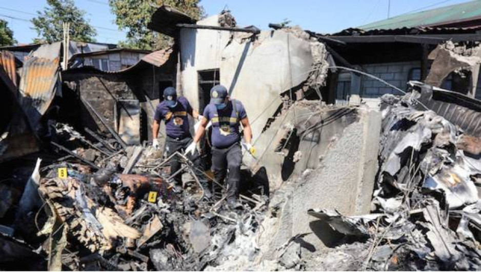 Deja al menos 10 muertos desplome de avioneta sobre una casa en Filipinas 