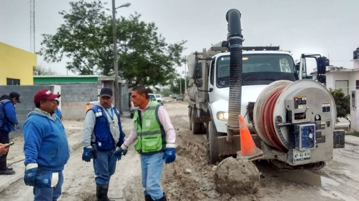 Comapa trabaja con equipo vactor