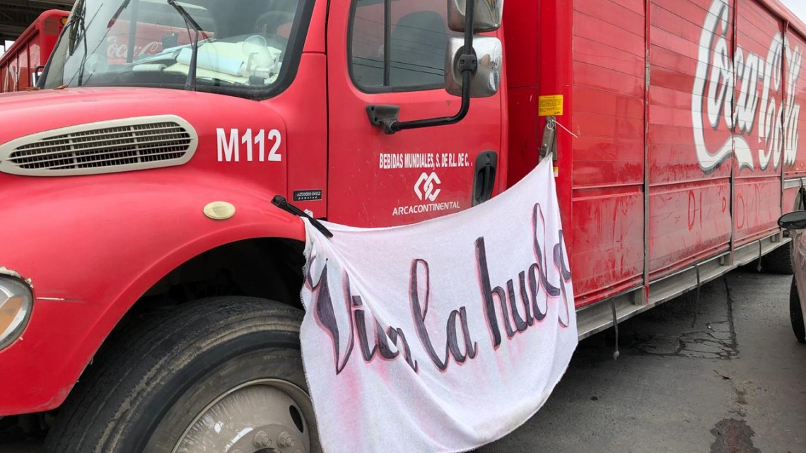 Continúa la huelga en la Coca-Cola; consumidores reportan desabasto de refresco