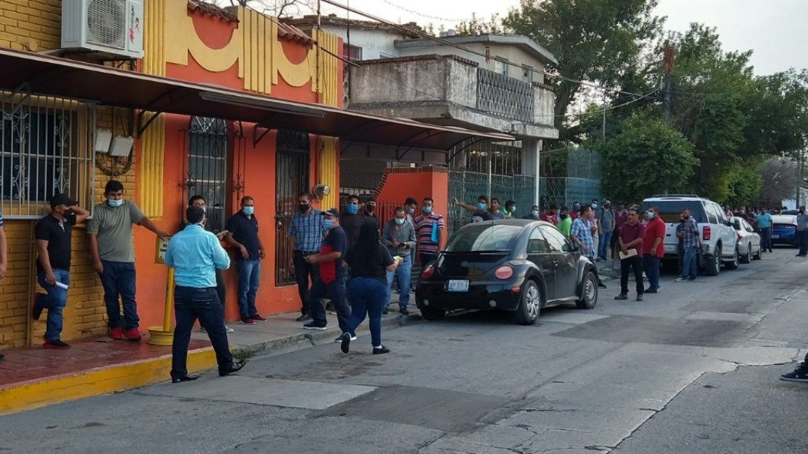 SJOIIM abre bolsa de trabajo, cientos abarrotan edificio sindical de Matamoros