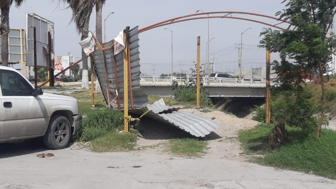 Fuertes vientos derriban anuncios y árboles 