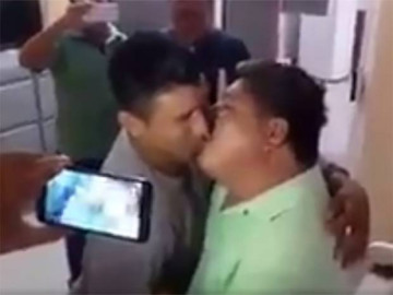 Beso entre agremiados de CTM... fue broma