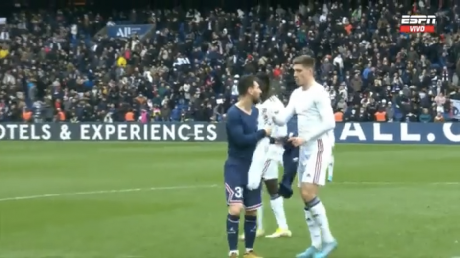 Messi intercambia playera con un jugador ucraniano