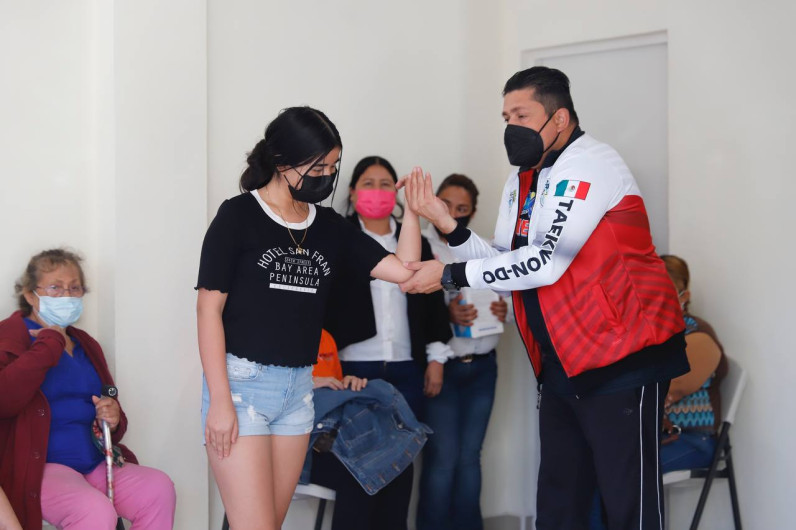 Aprenden mujeres a defenderse en taller de artes marciales