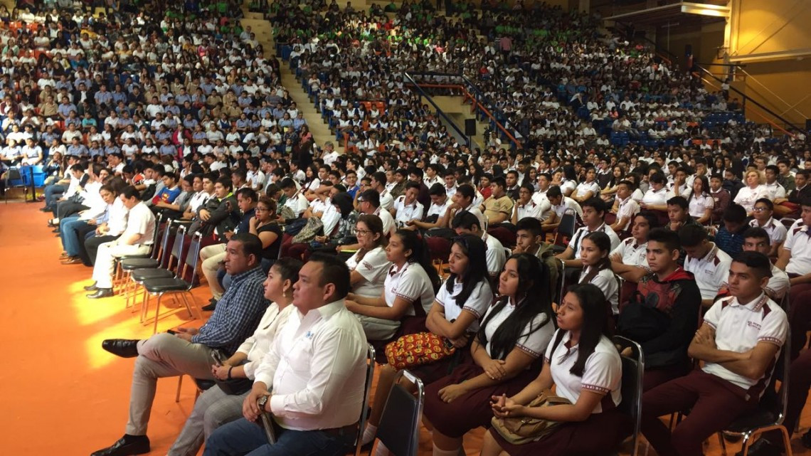 Mas de 5 mil jóvenes escucharon al conferencista Gabriel Nájera