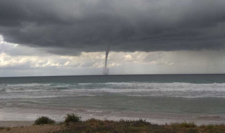 Sorprende tromba marina en España