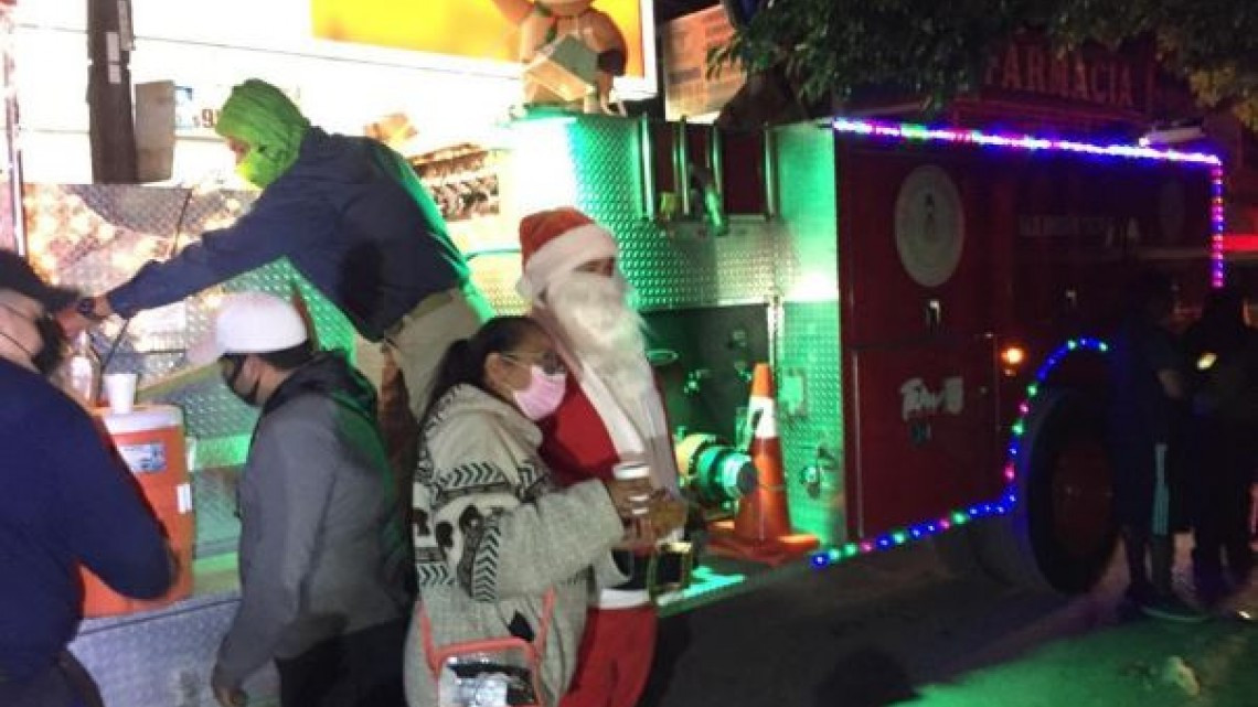Bomberos deciden pasar Nochebuena apoyando con regalos a niños de hospitales 