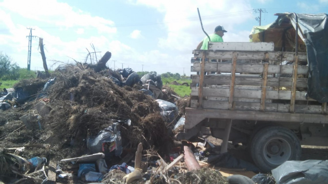 Retira Municipio ramas y cacharros de la vía pública