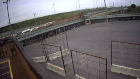 Se alargan las filas en puentes por 'Black Friday'