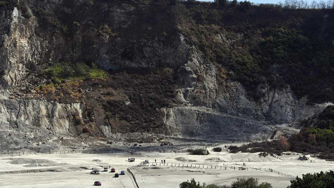 Cráter volcánico se traga a tres miembros de una familia