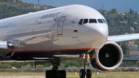 Boeing 777 aterriza de emergencia en Moscú por problemas en un motor