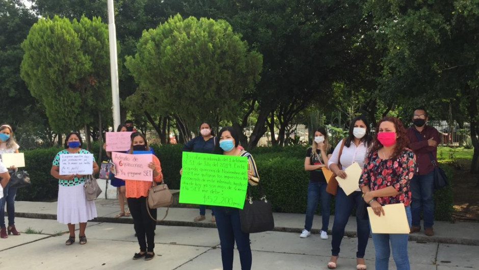 Maestros se manifiestan en la SET por adeudos 