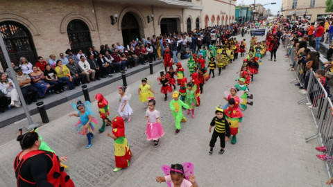 Con colorido desfile anuncian niños de  Preescolar, la llegada de la primavera