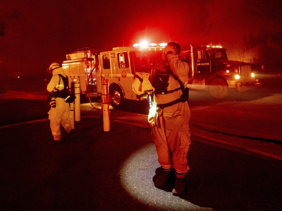 Celebridades huyen de incendios en California