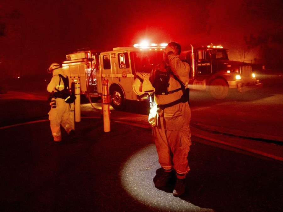 Celebridades huyen de incendios en California