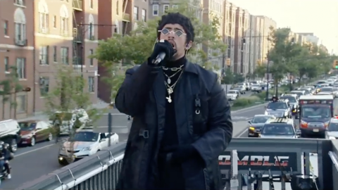 Sobre el techo de un camión y por las calles de NY, Bad Bunny ofrece concierto gratuito 