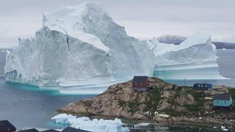 Iceberg que amenazaba a pueblo de Groenlandia, se ha desplazado con el viento 
