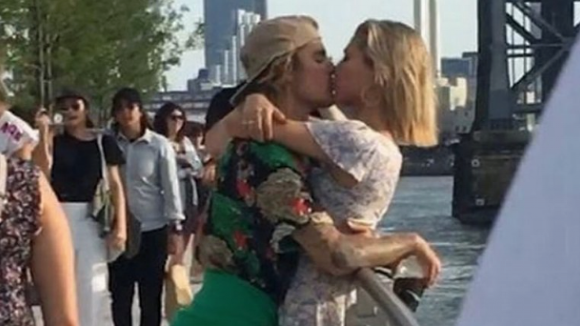 Captan a Justin Bieber y Hailey Baldwin besándose