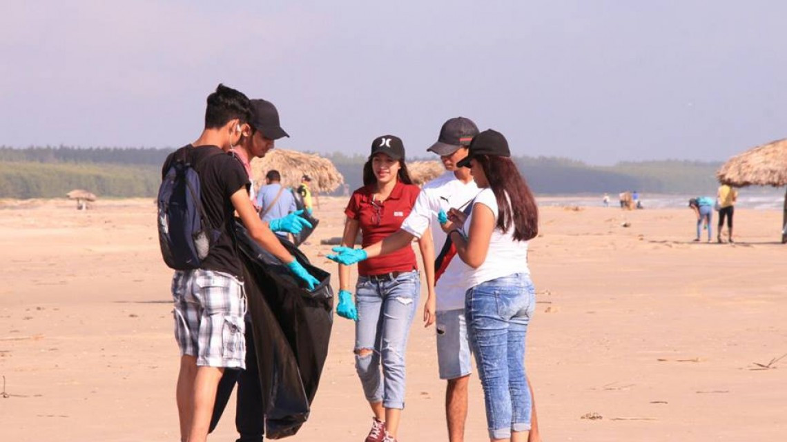 Realizan jornada de limpieza en Playa Tesoro