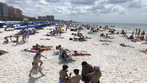 Playa de Florida causa polémica al estar repleta de visitantes.