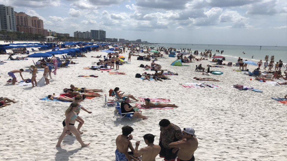 Playa de Florida causa polémica al estar repleta de visitantes.