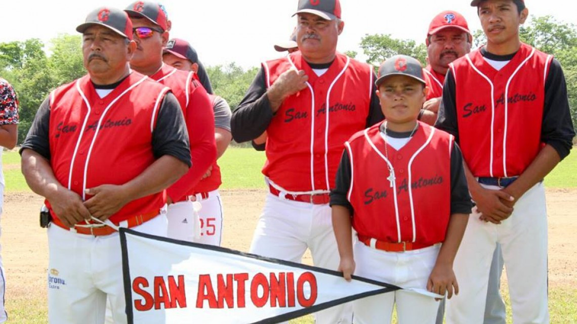 Amparán Cruz asiste y preside torneos de Beisbol