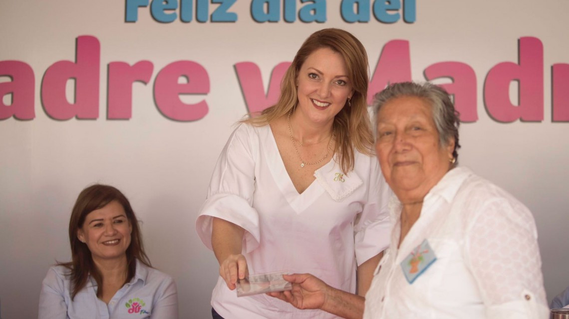 Festeja Mariana Gómez a padres y madres de Casa Club del Adulto Activo