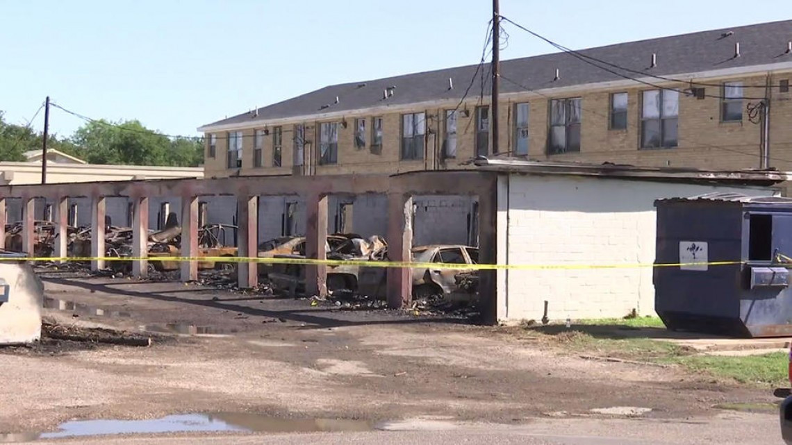 Incendio consume 13 vehículos en Mercedes