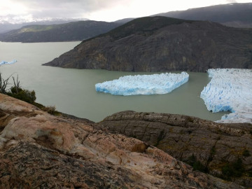 Se desprende un enorme trozo de un glaciar en Chile