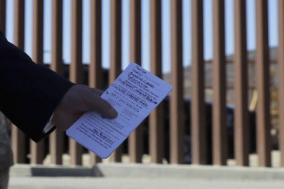 Apuntes de Trump incluyen a AMLO y el muro en gira por California 