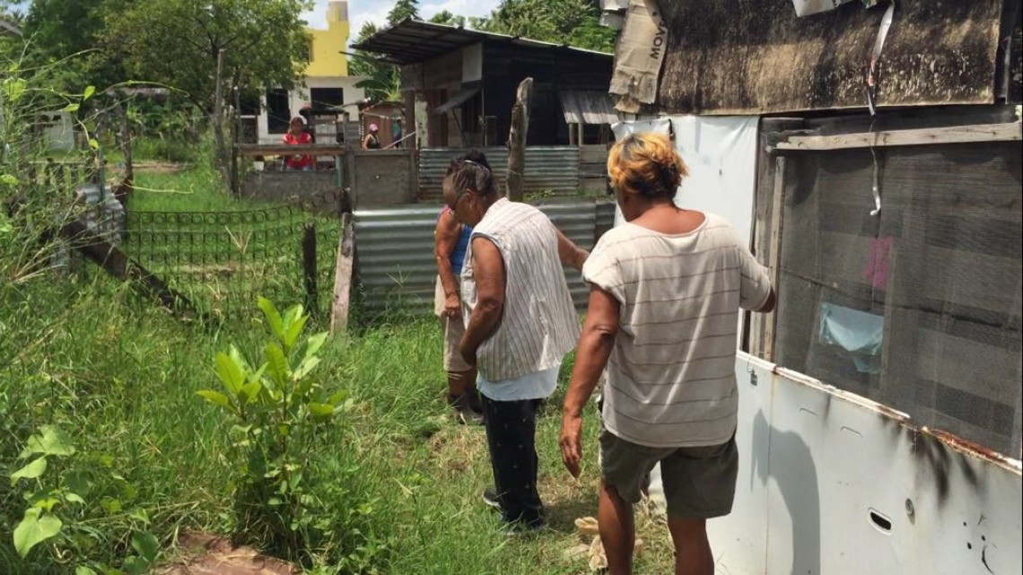 Mujer de la tercera edad vive inundada por aguas negras