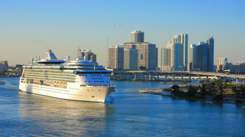 Estados Unidos extiende hasta otoño prohibición de cruceros 