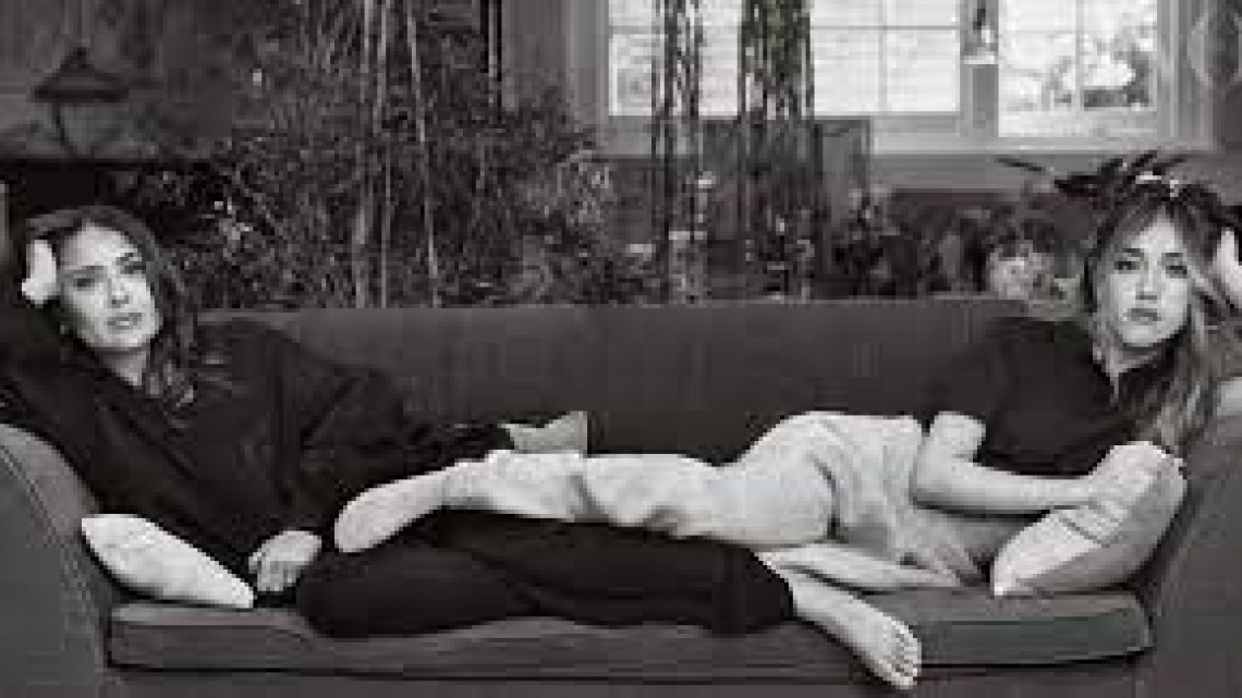 Salma Hayek y su hija posan juntas para la revista Vogue