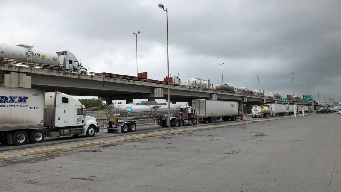 Continúan largas filas en el puente “Los Tomates”