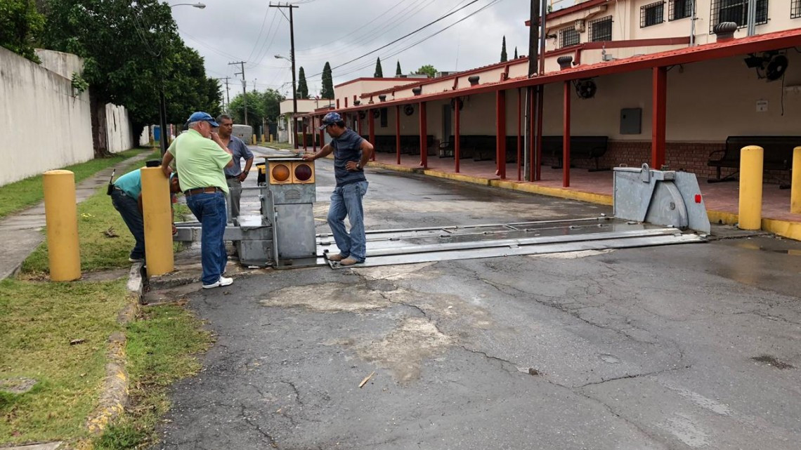 Retiran barricadas de la calle Primera y Azucenas