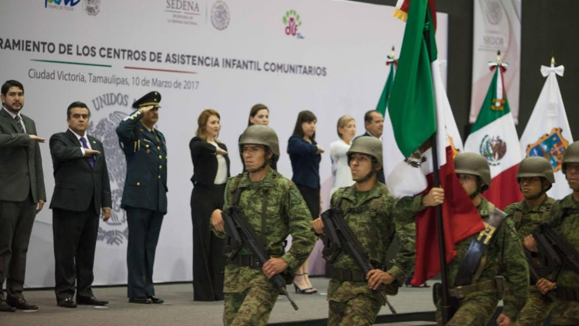 DIF participa en abanderamiento con escoltas de CAIC