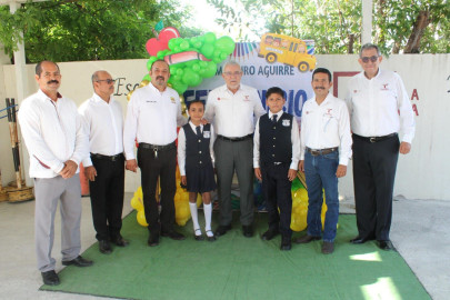 En representación del gobernador, titular de la SOP, entrega libros uniformes y útiles escolares en Abasolo