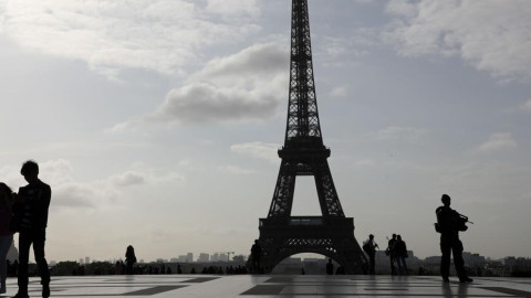 Arrestan a hombre en aeropuerto de Paris con un cuchillo 