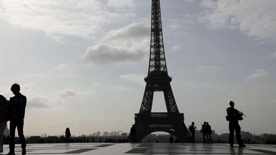 Arrestan a hombre en aeropuerto de Paris con un cuchillo 