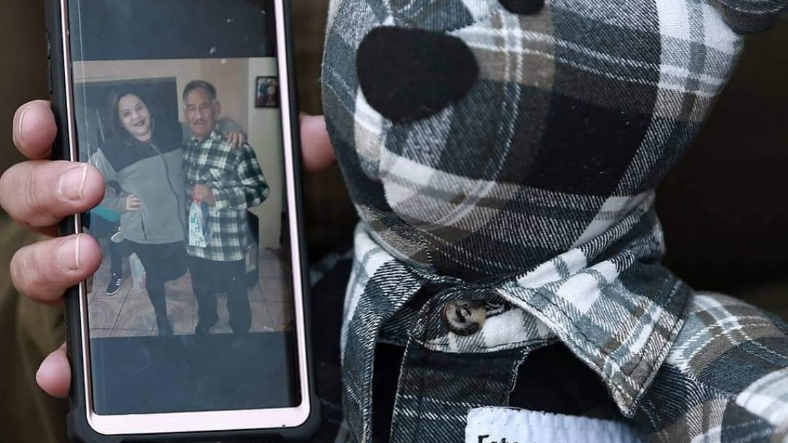 Costurera hace osos de peluches con ropa de fallecidos por COVID-19